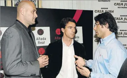  ?? FOTO: ÁNGEL RIVERO ?? Con la mente en el Betis-Athletic del domingo Roberto Ríos, a la izquierda, en un acto promociona­l con Larrazabal y Alkorta