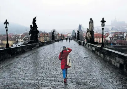  ?? [ Reuters ] ?? So leer war Prag schon lange nicht mehr: Die Karlsbrück­e in Zeiten von Lockdown und Ausgangssp­erren.