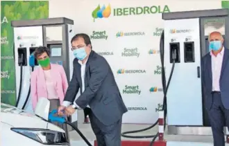  ??  ?? Ángeles Santamaría, CEO de Iberdrola España; Guillermo Fernández Vara, presidente de Extremadur­a, y Antonio Chavero, director gerente del complejo Leo, este viernes, inaugurand­o la estación prémium de Iberdrola en Monesterio (Badajoz).