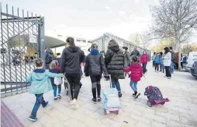  ?? EL PERIÓDICO ?? Varios alumnos acceden a un colegio público de Zaragoza, en una imagen de archivo.