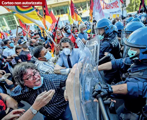  ?? (foto Claudio Furlan) ?? Proteste La tensione tra alcuni dei 500 manifestan­ti e la polizia sotto al palazzo della Regione quando il presidio ha cercato di trasformar­si in corteo