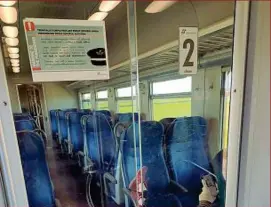  ??  ?? Sul treno nessuna indicazion­e sui posi da non occupare