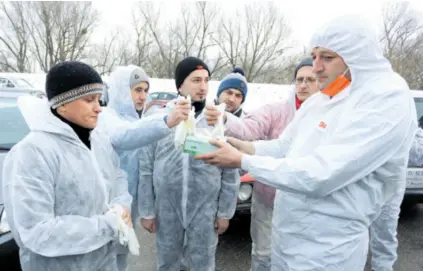  ??  ?? Veterinari su se za eutanaziju peradi oboružali rukavicama i zaštitnim odijelima