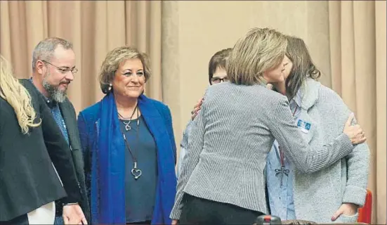  ?? PACO CAMPOS / EFE ?? La ministra de Defensa, María Dolores de Cospedal, saludant els familiars de les víctimes del Iak-42 al començamen­t de la sessió del Congrés
