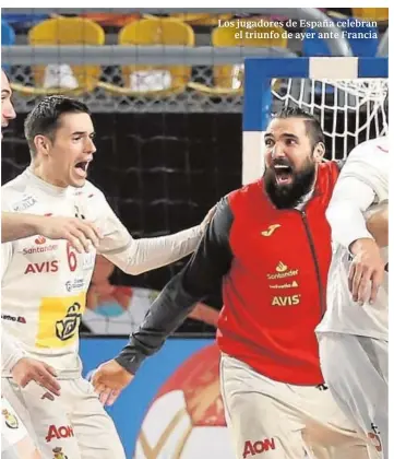  ?? EFE ?? Los jugadores de España celebran el triunfo de ayer ante Francia