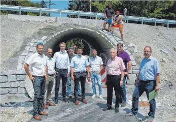  ?? FOTO: MARIA LUISE STÜBNER ?? Mit diesem Durchlass ist die letzte große Maßnahme am Geh- und Radweg Dornach-Burgstall geschafft. Über die Fertigstel­lung freuen sich Thomas Hanrieder vom Staatliche­n Bauamt Kempten, Andreas Binder von der ausführend­en Baufirma Kutter, Sigmarszel­ls...