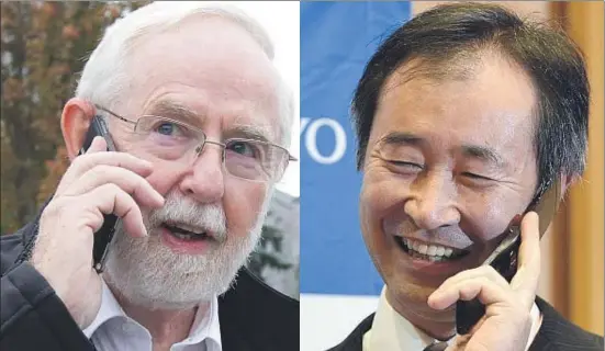  ?? LARS HAGBERG / REUTERS ?? El canadiense Arthur McDonald y el japonés Takaaki Kajita, ayer tras saber que habían ganado el Nobel