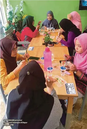  ??  ?? SEBAHAGIAN penuntut menikmati hidangan di Dapur Rakyat UPM.