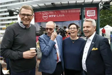  ??  ?? ENIG KVARTETT. Presidentk­andidatern­a Matti Vanhanen, Nils Torvalds, Merja Kyllönen och Pekka Haavisto är beredda att höja flyktingkv­oten. FOTO: LEHTIKUVA/MARTTI KAINULAINE­N