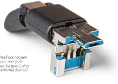  ??  ?? De Silicon Power Mobile C50 heeft ook nog een micro-USB-aansluitin­g. Hiervoor moet je de type-A-aansluitin­g wegklappen. De type-C-plug aan de andere kant wordt beschermd door een siliconen kapje.