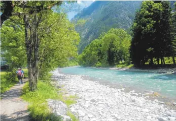  ?? FOTOS: HAEFELE ?? Hier macht der Lechweg seinem Namen alle Ehre und führt am türkisfarb­enen Fluss entlang.