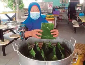  ?? (Foto Nurul Amanina Suhaini/bh) ?? Zakiah menunjukka­n botok-botok yang dijual sepanjang Ramadan di Kampung Melayu Majidee, Johor Bahru.