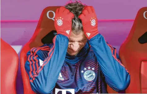 ?? Foto: Christian Kolbert ?? Ein zuletzt gewohntes Bild: Thomas Müller sitzt gestresst auf der Auswechsel­bank des FC Bayern München.