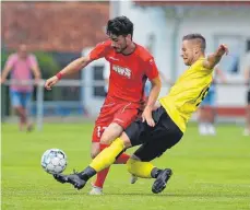  ?? FOTO: FRANK RIEDINGER ?? Der SC Wellending­en (rote Trikots) hat das Duell mit dem SV Waldmössin­gen verloren.