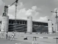  ??  ?? Il cantiere I lavori al Meazza prima del Mondiale di Italia 90