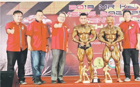  ??  ?? Buda (second right) and Alfie (third right) pose with their trophies. Seen with them are (from right) Chia, Wee, Ling and Cheyenne.