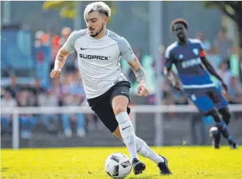  ?? FOTO: VOLKER STROHMAIER ?? Der SV Ochsenhaus­en (hier Michael Wild) empfängt den VfB Friedrichs­hafen.