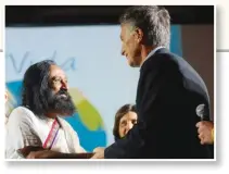  ??  ?? INFLUENCIA. Macri con el gurú indio Ravi Shankar. Hizo el curso de El Arte de Vivir.