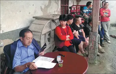  ?? PROVIDED TO CHINA DAILY ?? Qin Yuanfeng explains poverty relief policies to villagers in Xiping, Hubei province, in May last year.