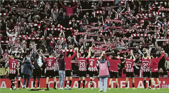  ?? FOTO: JUAN ECHEvERRíA ?? Los jugadores del Athletic celebran con la afición el pase a semifinale­s de Copa