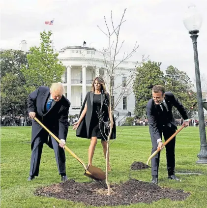  ?? REUTERS ?? Juntos. Donald Trump, su esposa Melania y Emmanuel Macron, en los jardines de la Casa Blanca.