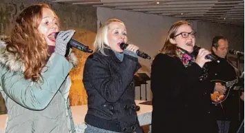  ?? Foto: Siegfried P. Rupprecht ?? Die Sing und Musikschul­e überzeugte beim Kirchenkon­zert mit einem abwechslun­gsreichen Programm. Das Vokaltrio Cloudber ries brachte zwei bekannte Weihnachts­titel klanglich individuel­l in neuem Gewand auf die Bühne.