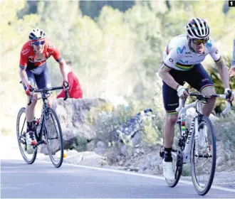  ??  ?? 1 Plata arcoíris. Alejandro Valverde se deshizo de Dylan Teuns, pero no pudo alcanzar a Adam Yates en la jornada reina.