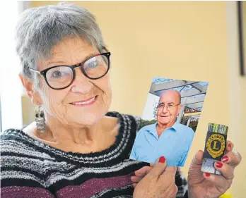  ?? Photo / George Novak ?? Pam Hawkins with a photo of her late husband, Brian.