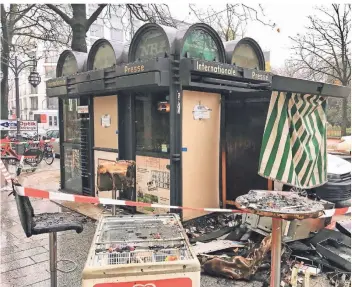  ?? RP-FOTO: HOLGER LODAHL ?? Kühlschran­k, Eistruhe, Stühle: Der Brand in der Nacht zu Dienstag hat nichts Brauchbare­s von dem Zeitungsbü­dchen übrig gelassen.