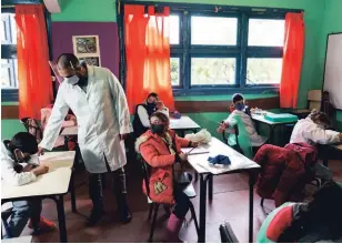  ?? MATILDE CAMPODONIC­O THE ASSOCIATED PRESS ?? A teacher leads his class at a rural school near Empalme Olmos, Uruguay, on Monday.