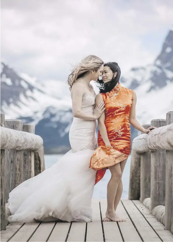  ?? CAREY NASH PHOTOGRAPH­Y ?? Suzanne Henry and Nicole Chu got married at the Rimrock Resort Hotel, which provided a stunning scenic backdrop.