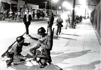  ?? Foto: UPI, dpa ?? Schwer bewaffnete Soldaten der Nationalga­rde beherrsche­n das Straßenbil­d des von Schwarzen bewohnten Stadtteils Watts. Im August 1965 brachen in der kalifornis­chen Millionens­tadt Los Angeles schwere Rassenunru­hen aus.