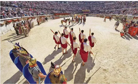  ?? FOTO: STEPHANE RAMILLON/VILLE DE NIMES ?? Einmal im Jahr taucht Nîmes tief in seine römische Geschichte ein. Nirgendwo sonst wird die Antike dermaßen profession­ell inszeniert wie in der alten Arena – von Gladiatore­nkämpfen bis zu Wagenrenne­n bekommen die Besucher viel zu sehen.