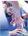  ?? FOTO: DPA ?? Kein Durchkomme­n: Nikola Karabatic gegen Portugal.