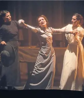  ??  ?? “Las tres hermanas”. Obra de Córdoba, premiada en varios escenarios.