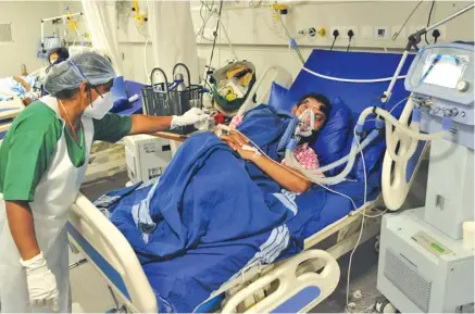  ?? Photo: Xinhua ?? Patients receive treatment in a COVID-19 ward of a hospital in Bangalore, India, on April 30, 2021.