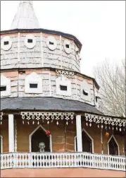  ?? JENNI GIRTMAN/ ATLANTA EVENT PHOTOGRAPH­Y ?? The World’s Folk Art Chapel stands in Howard Finster’s Paradise Garden in Summervill­e.