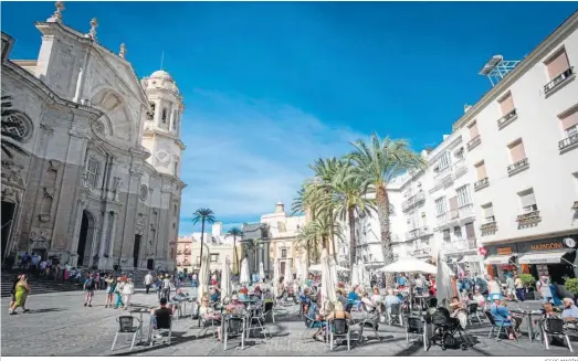  ?? JESÚS MARÍN ?? Una terraza del centro de Cádiz llena de clientes.