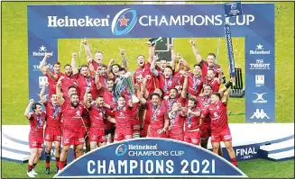  ??  ?? Toulouse players lift the trophy after the final whistle during the Heineken Champions Cup final match between La Rochelle and Toulouse at Twickenham Stadium, London, on May 22. (AP)