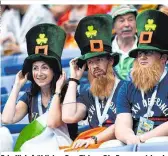  ??  ?? Friedlich-fröhlicher Fan-Zirkus: Die Fans aus Irland (oben) und Frankreich hatten gut lachen