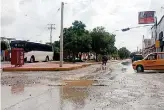  ??  ?? Intransita­bles. Con las lluvias de las colonias Jacarandas y Alameda se forman enormes lodazales.