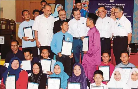  ?? PIC BY NIK ABDULLAH NIK OMAR ?? Deputy Minister in the Prime Minister’s Department Datuk Dr Asyraf Wajdi Dasuki (centre) having a light moment with recipients of ‘Anugerah Kecemerlan­gan IKON EMPOWER’ at the programme launch in Tumpat, yesterday.