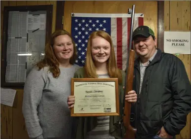  ?? CARLY STONE — MEDIANEWS GROUP ?? Rachel Champney (middle), Distinguis­hed Expert in shooting, with her mom and dad, Jennifer (left) and Kevin (Right) Champney.