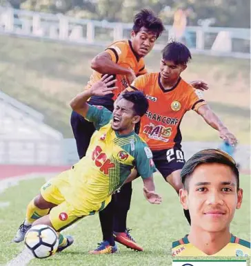  ??  ?? PEMAIN Kedah, Andik Vermansah (kiri) diasak dua pemain PKNP FC pada perlawanan di Stadium Batu Kawan, Pulau Pinang.