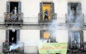  ?? —REUTERS ?? FIGHTING BOREDOM Catalans dance on their balconies as Spain, one of the worst-hit countries in the world, fights off the new coronaviru­s disease (COVID-19).