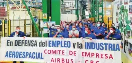  ?? LA RAZÓN ?? Encierro de trabajador­es en la planta de Airbus en Puerto Real (Cádiz)