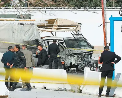  ?? PHOTO AFP ?? Une camionnett­e très endommagée et des débris soufflés à 200 mètres à la ronde témoignaie­nt de la violence de l’explosion, qui visait des policiers selon les autorités, plutôt que l’ambassade.