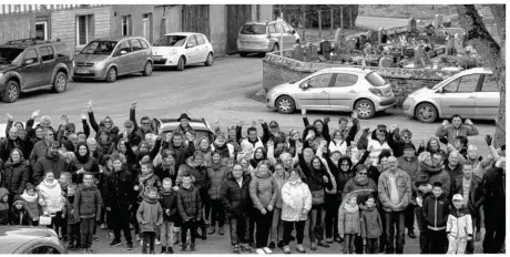  ??  ?? « Pour Thibault » ont scandé tous les participan­ts présents place de la mairie avant que ne débute la marche solidaire organisée par l’APE de Courbépine.