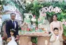  ?? RETNO DYAH/JAWA POS ?? IBARAT DI TENGAH HUTAN: Jonathan Mesach (kiri) mengganden­g Joline Emily Mesach Joey bersama Evy Widjaja dan Joey Nathaniel Mesach.