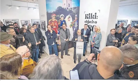  ?? JESÚS MARÍN ?? El fotógrafo Joaquín Hernández Kiki interviene durante la inauguraci­ón de la muestra en la Fundación Cajasol de Cádiz.